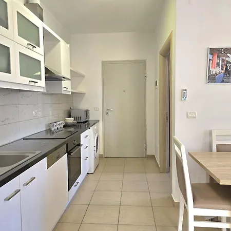 Sunny - 091 Apartment *